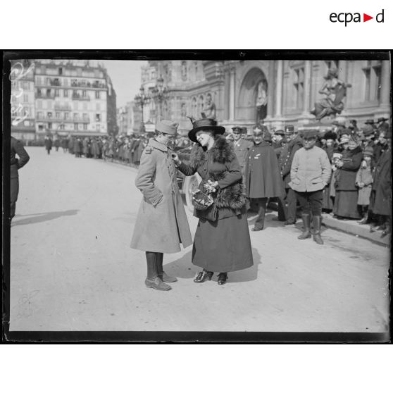 Paris, place de l'hôtel de ville "Washington et de La Fayette". La vente des insignes. [légende d'origine]