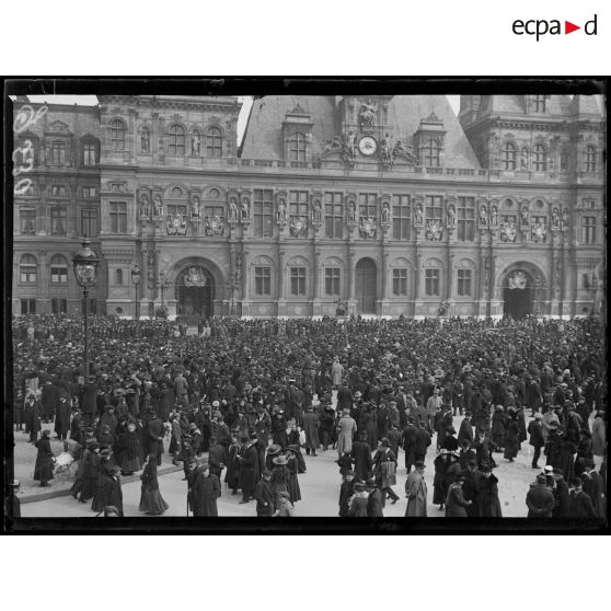 Paris, place de l'hôtel de ville "Washington et de La Fayette". La foule devant l'hôtel de ville. [légende d'origine]