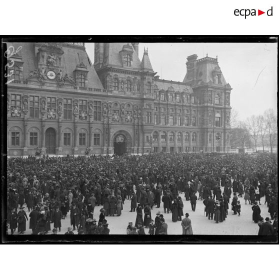 Paris, place de l'hôtel de ville "Washington et de La Fayette". La foule devant l'hôtel de ville. [légende d'origine]