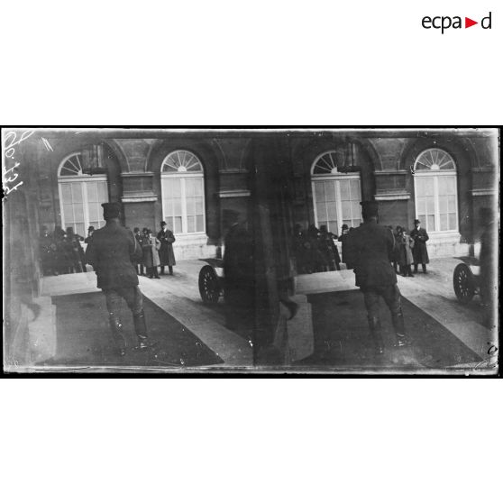 Paris, arrivée d'un délégué. [légende d'origine]
