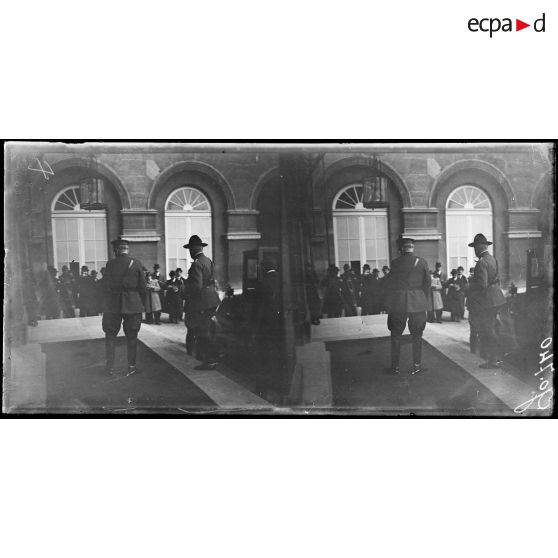 Paris, arrivée du général Pershing. [légende d'origine]