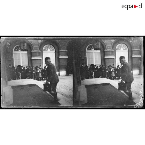 Paris, arrivée du général serbe. [légende d'origine]