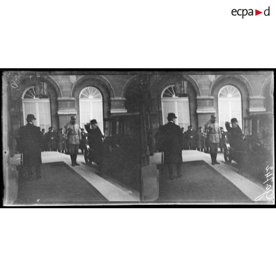 Paris, arrivée de Lloyd George au ministère des Affaires Etrangères. [légende d'origine]