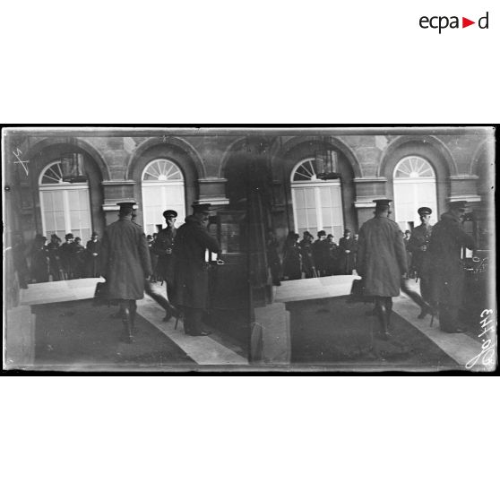 Paris, arrivée du délégué du Premier Ministre britannique. [légende d'origine]