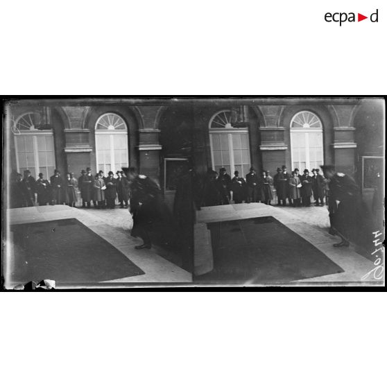 Paris, arrivée du délégué Russe. [légende d'origine]