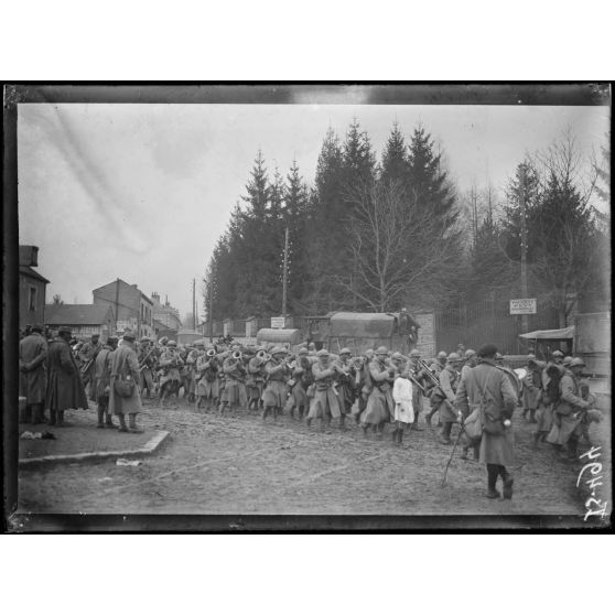 Jonchery-Marne, passage du 76e d'infanterie. La musique. [légende d'origine]