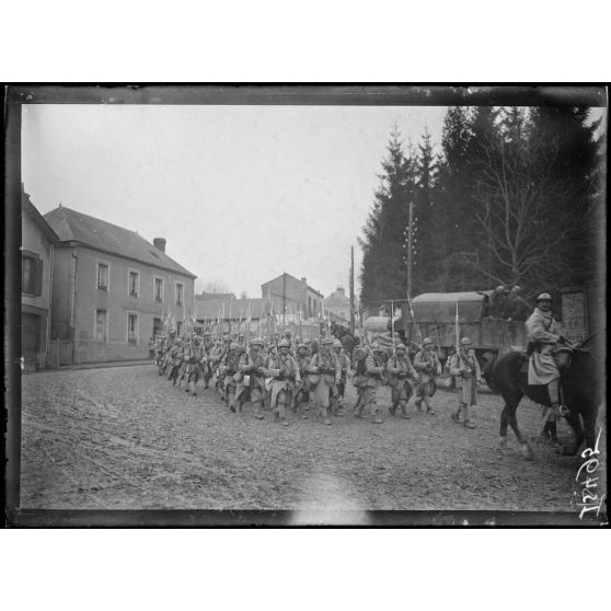 Jonchery-Marne, passage du 76e d'infanterie. Le défilé. [légende d'origine]