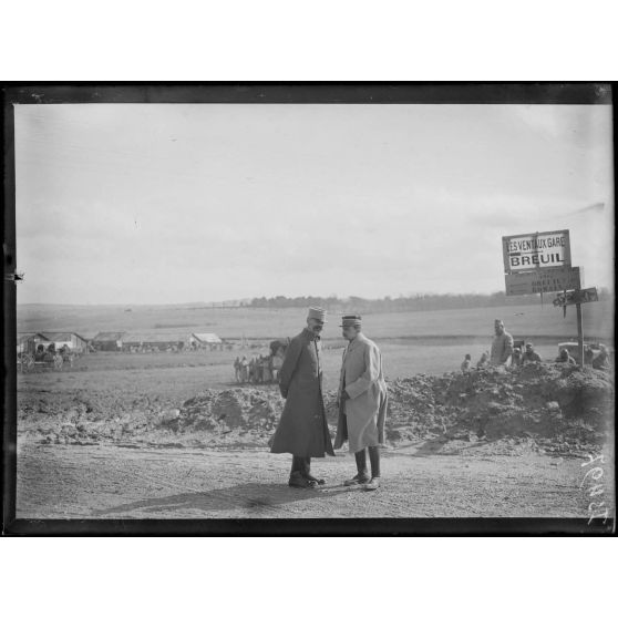 Visite du président de la République à la 5e armée. Les généraux Mazel et Micheler. [légende d'origine]