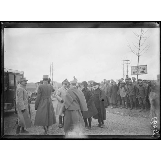 Visite du président de la République à la 5e armée. Le président, Antonin Dubost, M. Deschanel et le général Nivelle. [légende d'origine]