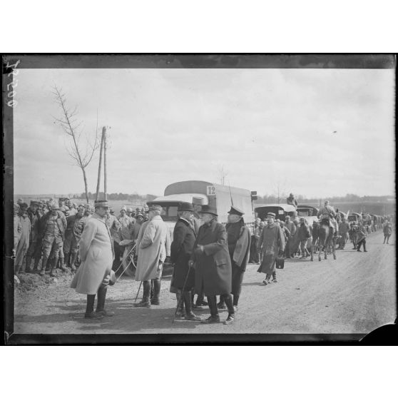 Visite du président de la République à la 5e armée. Le président, Antonin Dubost, M. Deschanel et le général Nivelle. [légende d'origine]