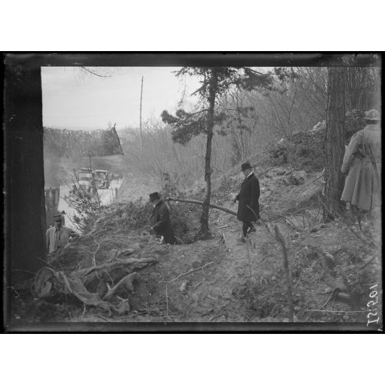 Visite du président de la République à la 5e armée. M. Antonin Dubost et M. Deschanel regagnant leur voiture. [légende d'origine]
