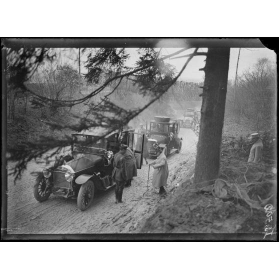 Visite du président de la République à la 5e armée. Les voitures. [légende d'origine]