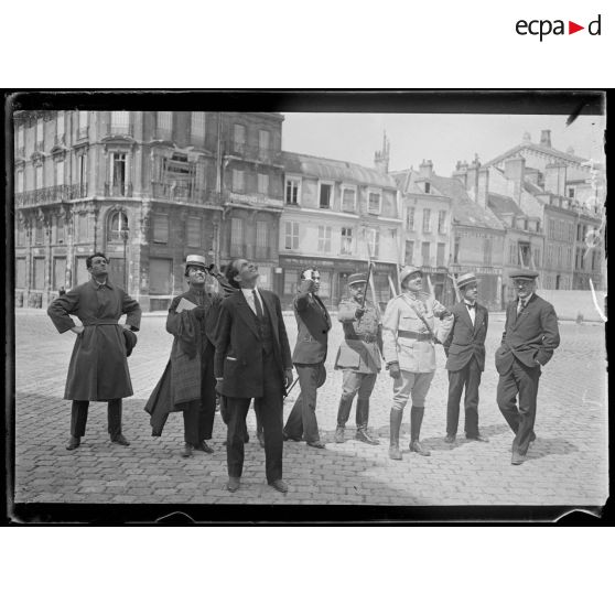 Reims. La mission roumaine devant la cathédrale. [légende d'origine]
