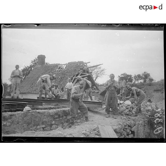 Oulches. Aisne. Construction par le Génie d'un abri de bombardement. [légende d'origine]