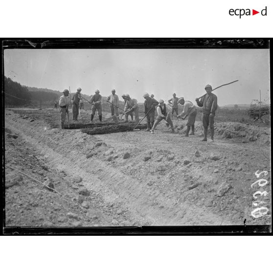 Entre Maizy et Cerisy. Etablissement pour l'hiver d'une route en rondins et gabions. [légende d'origine]