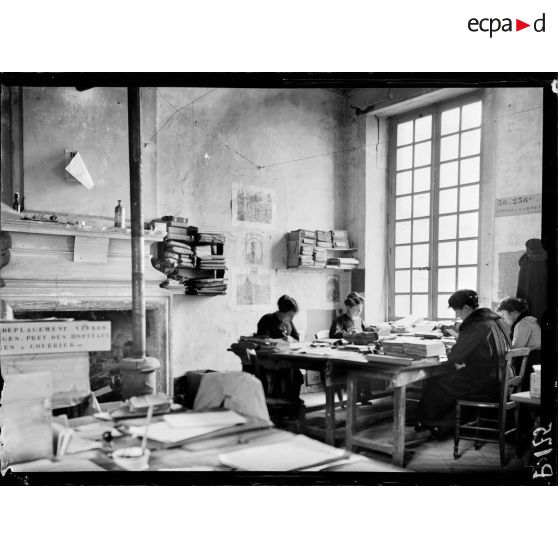 Les services du 36e régiment d'infanterie à Caen. [légende d'origine]