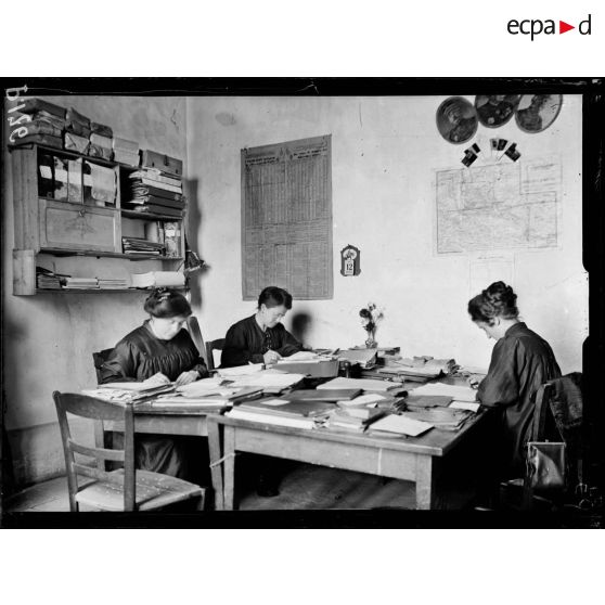 Les services du 36e régiment d'infanterie à Caen. [légende d'origine]