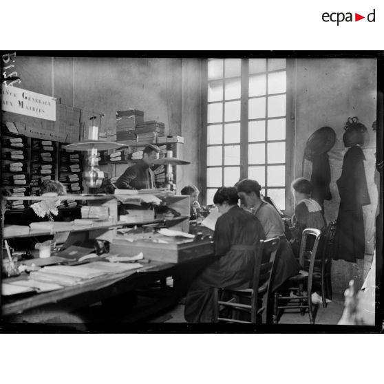 Les services du 36e régiment d'infanterie à Caen. [légende d'origine]