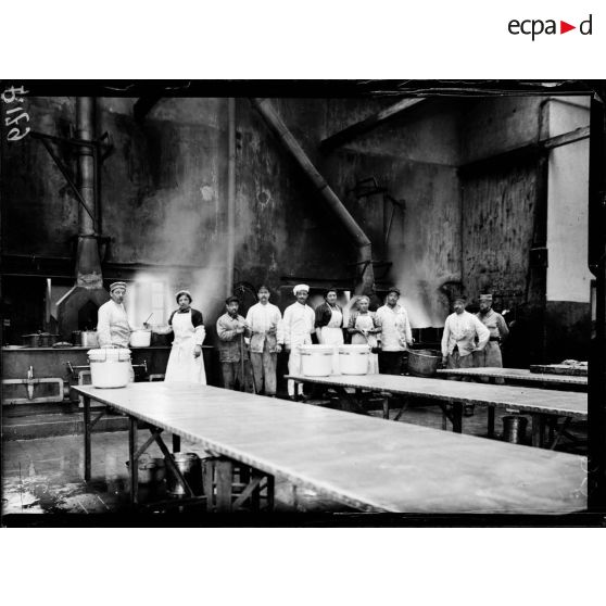 Les services du 36e régiment d'infanterie à Caen. [légende d'origine]