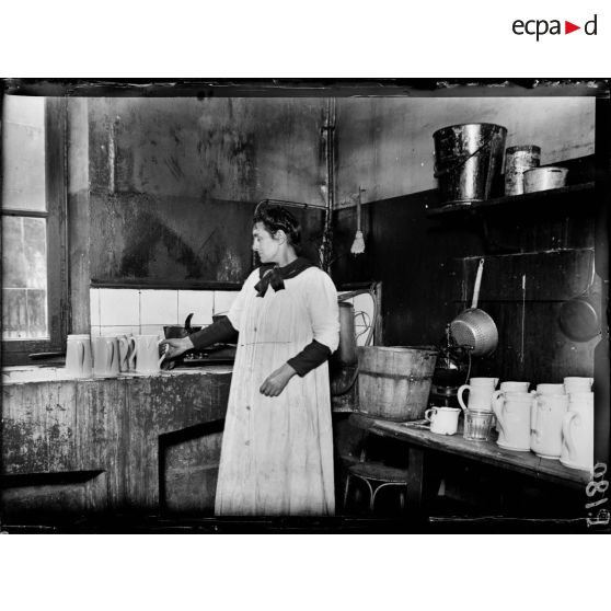 Les services du 36e régiment d'infanterie à Caen. [légende d'origine]