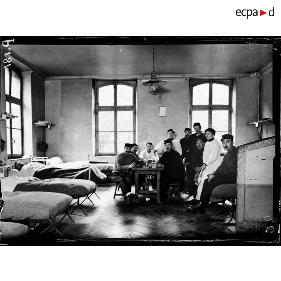 Les services du 36e régiment d'infanterie à Caen. [légende d'origine]