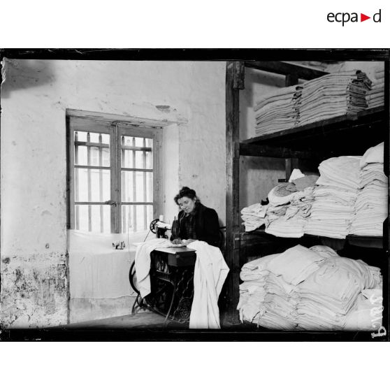 Les services du 36e régiment d'infanterie à Caen. [légende d'origine]