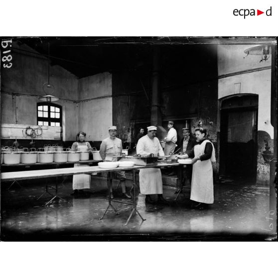 Les services du 36e régiment d'infanterie à Caen. [légende d'origine]