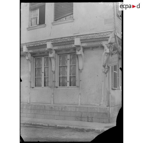 Front Nord, Abbeville, Somme, maison des Capucines. Détails. [légende d'origine]