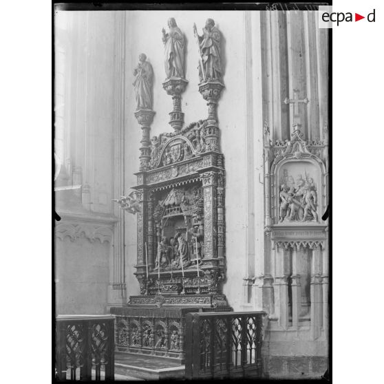 Front Nord, Abbeville, Somme, église Saint-Wulfran, autel du XVIe siècle. [légende d'origine]