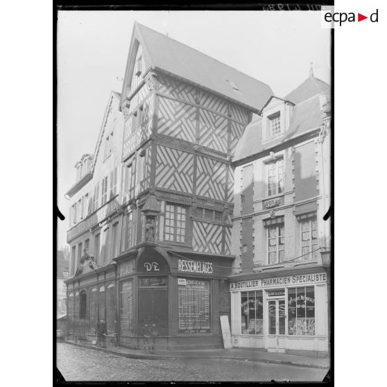 Front Nord, Abbeville, Somme, maison à pignon. [légende d'origine]