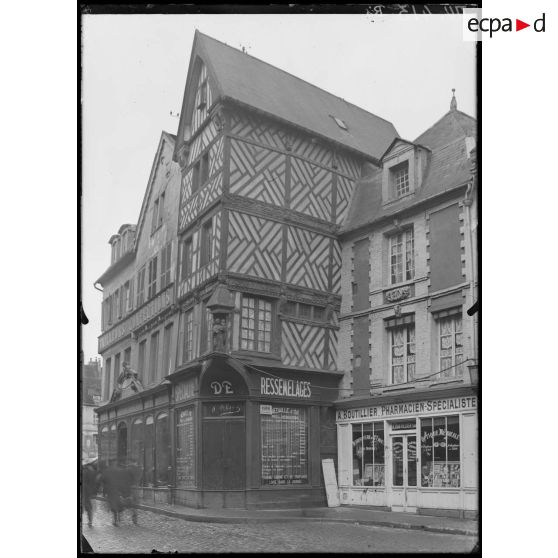 Front Nord, Abbeville, Somme, maison à pignon. [légende d'origine]