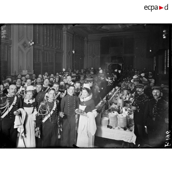 Buffet du festival des Trois Gardes. [légende d'origine]