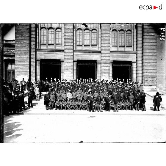 Les musiciens du festival des Trois Gardes. [légende d'origine]