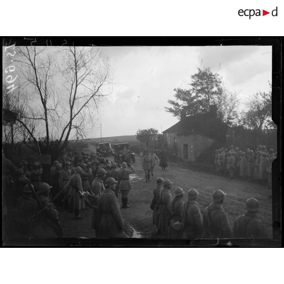 Gueux, Marne, funérailles du général Baratier. Les généraux attendent le corps. [légende d'origine]