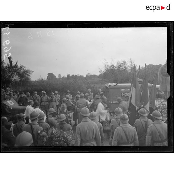 Gueux, Marne, funérailles du général Baratier. Arrivée du corps dans une ambulance américaine. [légende d'origine]