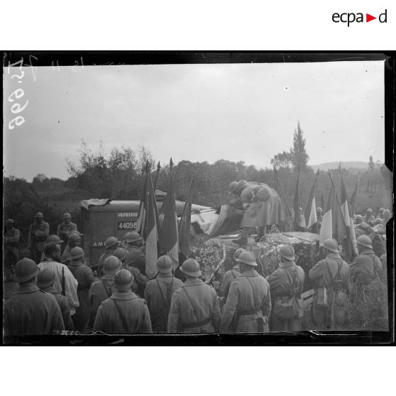 Gueux, Marne, funérailles du général Baratier. Le cerceuil est placé sur une prolonge d'artillerie. [légende d'origine]