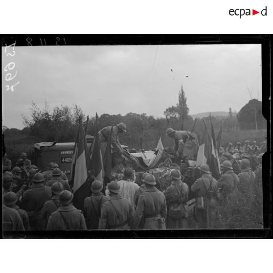 Gueux, Marne, funérailles du général Baratier. Le cerceuil est placé sur une prolonge d'artillerie. [légende d'origine]