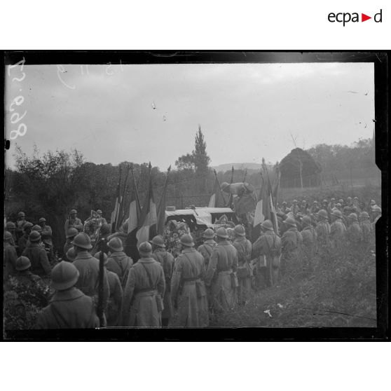 Gueux, Marne, funérailles du général Baratier. Le cercueil. [légende d'origine]