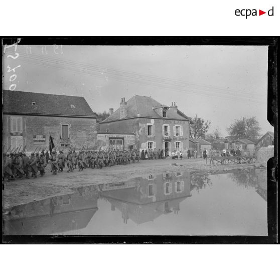 Gueux, Marne, funérailles du général Baratier. Le cercueil. [légende d'origine]
