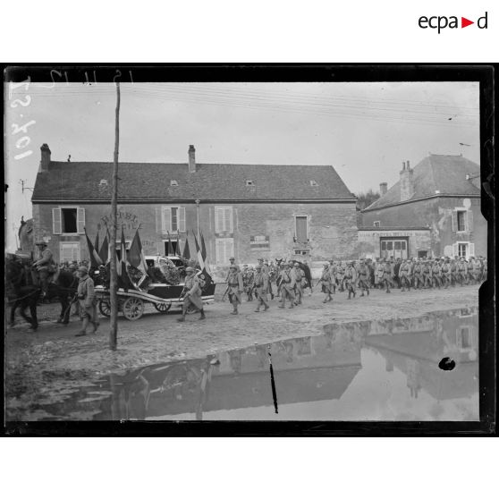 Gueux, Marne, funérailles du général Baratier. Le cercueil et les couronnes. [légende d'origine]