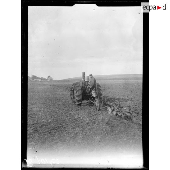 Marne, soldats effectuant des labours avec un tracteur. [légende d'origine]