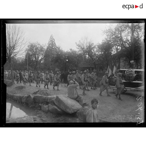 Gueux, Marne, funérailles du général Baratier. Le cortège. [légende d'origine]
