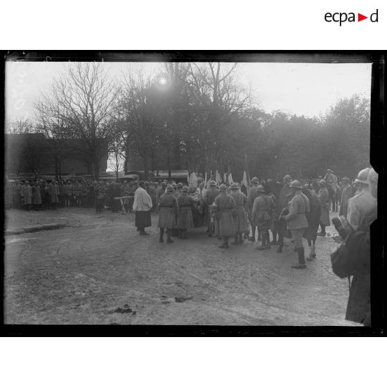 Gueux, Marne, funérailles du général Baratier. Le cardinal Luçon reçoit le corps à l'entrée de l'église. [légende d'origine]