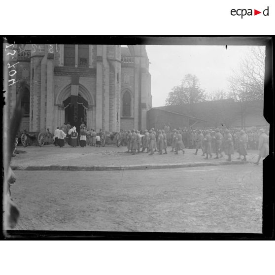 Gueux, Marne, funérailles du général Baratier. Le corps arrive à l'église. [légende d'origine]