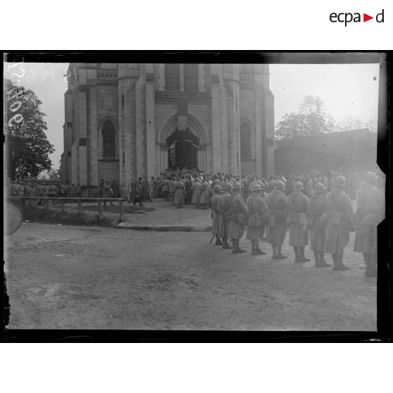 Gueux, Marne, funérailles du général Baratier. Devant l'église. [légende d'origine]