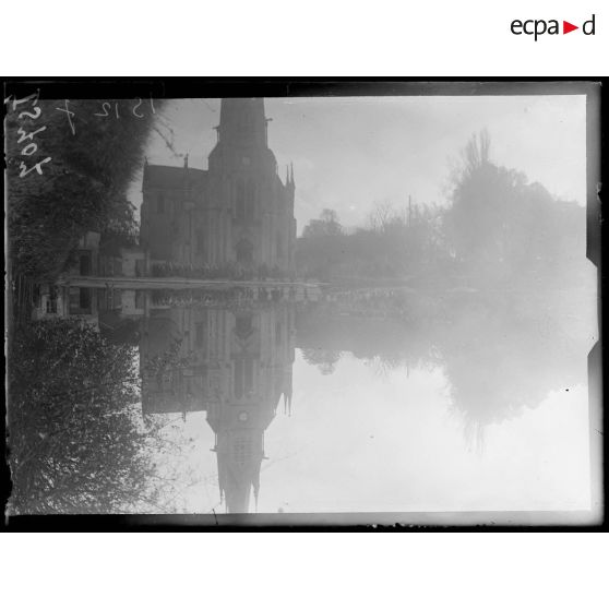 Gueux, Marne, funérailles du général Baratier. Les abords de l'église. [légende d'origine]