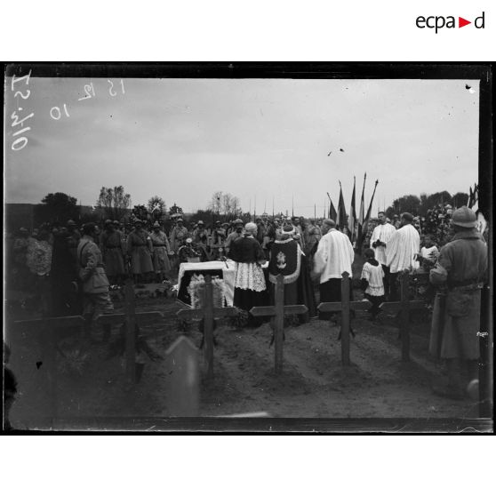 Gueux, Marne, funérailles du général Baratier. Au cimetière. [légende d'origine]