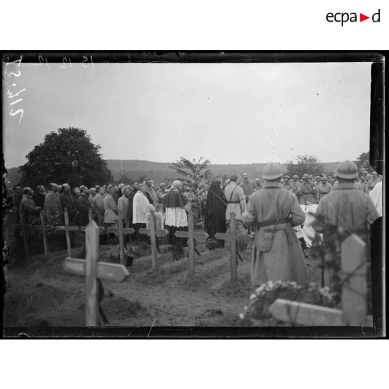 Gueux, Marne, funérailles du général Baratier. Le général Micheler prononçant son discours. [légende d'origine]