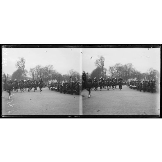 Paris, les délégations américaines sur le passage du Président Wilson. [légende d'origine]