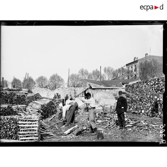 Fort de Vincennes. Le cassage du bois pour les fours. [légende d'origine]